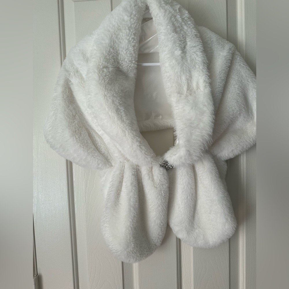 White faux fur bridal shawl/bridal wrap.